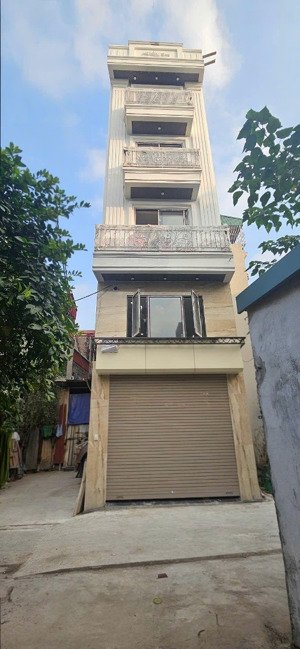 bán nhà ngô gia tự,long biên.6 tầng thang máy,gara ôtô.