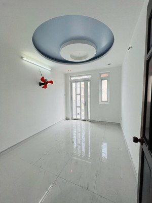 bán nhà trung tâm quận 10 - 5 tầng + sân thượng - 7 phòng - khai thác chdv