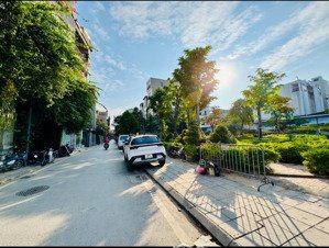 Bán Nhà Mặt Ngõ Phố Trạm - ô Tô Tránh Nhau - 7 Tầng Thang Máy - Kinh Doanh đỉnh