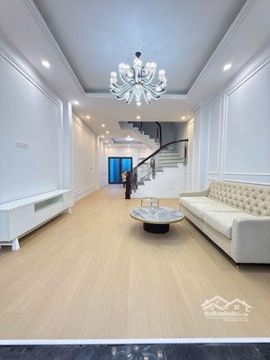 chú phúc bộ đội nghỉ hưu muốm về ở lên gửi bán nhà đẹp 4tầng dt:68m mt:4m .thạch bàn long