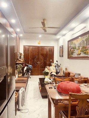 bán nhà phố đê la thành lô góc ngõ nông ô tô đỗ cửa ,gần hồ ngọc khánh thể đức ngày đêm 41mx5t