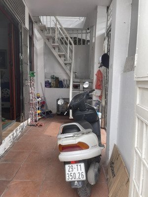 còn phòng tầng 3 ở 76 an dương ngách 32/43 dt 65m2 có đủ đồ điện 3k/1 số -nước 100k/1 người