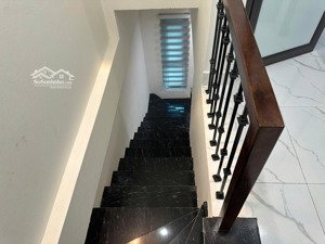 cực nóng. chỉ nhỉnh 5,5 tỷ sở hữu nhà 4 tầng đẹp mới cứng 45m phúc thọ, sát vin cổ loa, cầu tứ liên