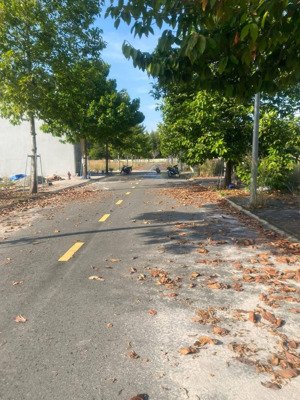 chủ đi nước ngoài cần bán lô đất 100m2 shr nằm cách chợ đêm bàu bàng chỉ 2p di chuyển dân cư đông