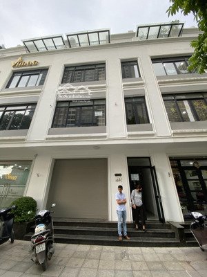 cho thuê nhà mặt phố hàm nghi, nam từ liêm, hn. dt 100m, 5 tầng, thông sàn có thang máy. giá 65tr