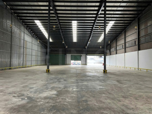 kho xưởng 1.440 m² có dock có sân bãi rộng và bảo vệ vòng ngoài,trong khu công nghiệp tân phú thạnh