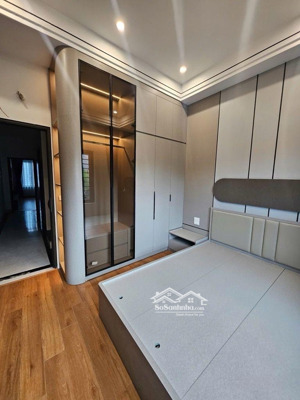 đối diện tttm aeon long biên. 7 tầng .thang máy. gara ôtô. dt 60m. mt 4,5m giá chỉ 15 tỷ. sót lạ