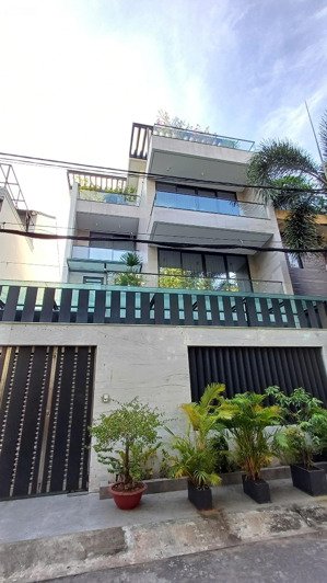 hẻm 8m, sát q3 - trần cao vân - 7x11m, 3 tầng - cam kết chuẩn 100%