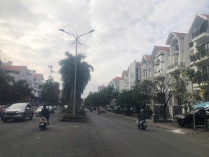 bán nhà 1 triệt 3 lầu mặt tiền kinh doanh sầm uất đường phạm hùng
