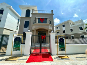 cần bán căn lớn thứ 2 phân khu grand vila giá bán 25 tỷ bao mọi chi phí sang tên