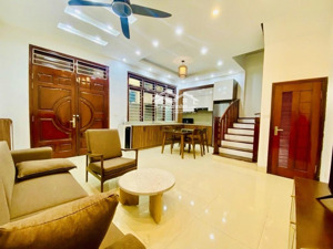 nhỉnh 9tỷ hồ bồ đề, 40m, 5tầng, mt 6m, vài bước ra hồ 2 ô tô tránh. 10p sang phố cổ.