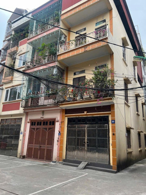 bán nhà ngọc thụy 50m 4 tầng nhà dân xây chắc chắn. lô góc, trước nhà có sân rộng