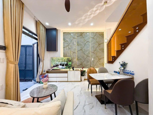 nhà mới ở ngay - đối diện landmark 81 - sát quận 1 - 2 tầng - 27m2 - full nội thất - chỉ 4.77 tỏi