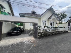 bán villa mini phường 8 đà lạt. 201m2. xe hơi đậu vô sân. uyên 