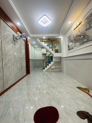 nhà cách chợ hiệp thành 300m, đường ht13. 1 lầu, 2pn, 2wc, ban công rộng thoáng, có gpxd đầy đủ