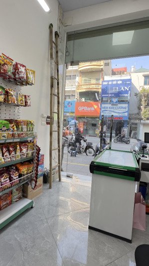 nhà mặt phố chính bạch mai, gần tạ quang bửu. sổ 95m2, nhà 2 tầng mới. đường 20m, vỉa hè 3m