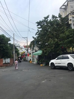 hàng hiếm! nhỉn 5 tỷ - 1 trệt 2 lầu - xe hơi - gần đh ngân hàng - linh chiểu - thủ đức