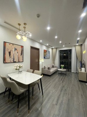 tôi cần cho thuê căn hộ 2n, nội thất sang trọng, miễn phí dv có slot ô tô giá 14tr lh: 