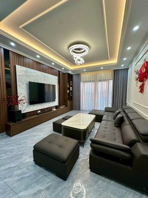 bán nhà 4.5 tầng thang máy mặt đường bùi viện gần bệnh viện vimec