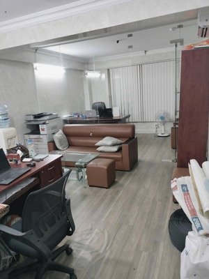 cho thuê văn phòng 35m2, giá siêu hời 5 triệu tại lý phục man, gần kcx tân thuận, thang máy, bảo vệ