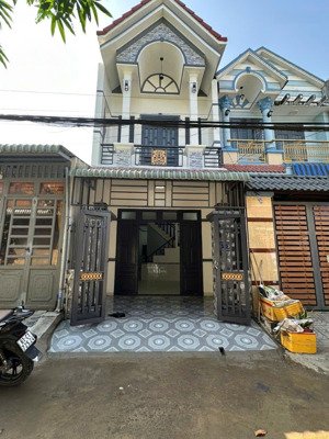 nhà 2tỷ65 _ 4pn, đường 6m, kdc sạch sẽ, dọn vào ở ngay, gần ngã tư bình chuẩn