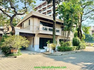 biệt thự 3 phòng ngủ, tiện ích 5 sao ở tây hồ cho thuê, mặt hồ tây xe đỗ trong sân.