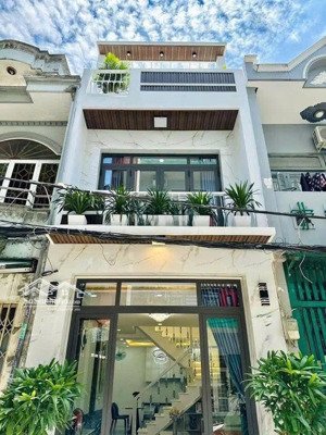 nhà cao thắng, quận 10, giá chỉ 5 tỷ nhỉnh , ở hay kinh doanh đều phù hợp, hợp đồng thuê 32 triệu