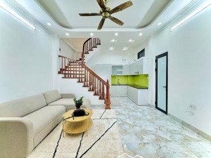 1 ngoặt ra phố hào nam, trước nhà thoáng sáng, thông sàn, nhà mới đẹp, tặng nội thất, 34m2 x 5t