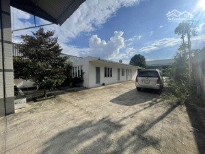 kho mặt tiền đt748. dt: 1200 m2 kho 500 m2