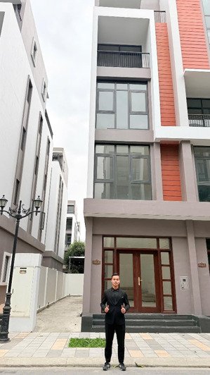 hot cần bán căn phố biển xẻ khe 96m2, đã có sổ - hoàn thiện 2 tầng, nhìn ra công viên và the venice