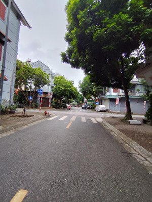 bán nhà mặt phố nguyễn văn hưởng 160m²,mt 7m ,nhà 4 tầng 2 mặt phố vỉa hè ôtô tránh giá 36,5 tỷ .