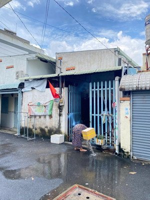 dãy trọ 4 phòng - nguồn thu 10tr/tháng - thổ cư 102m2 - ngang 6m - đường nhựa 6m - cạnh chợ thủ đức