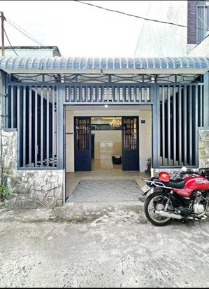 bán nhà cấp 4 sổ hồng riêng, diện tích 100m2 kế bên chợ bình hưng