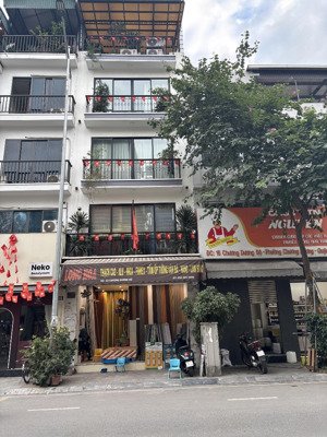 18.5 tỷ mặt phố chương dương độ, 40m2, 6 tầng, mt 5.5 m, hình thửa đẹp, vỉa hè, kinh doanh sầm uất