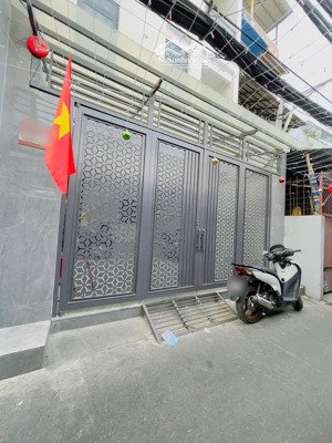 bán chdv gần nhà thờ xóm chiếu thu nhập 1 năm 420tr - ngang 5.6m