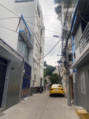 9 tỷ 3 - 95m2 - 3 tầng - đi bộ ra nhà thờ - cách q1, q4, q5 chỉ 2km