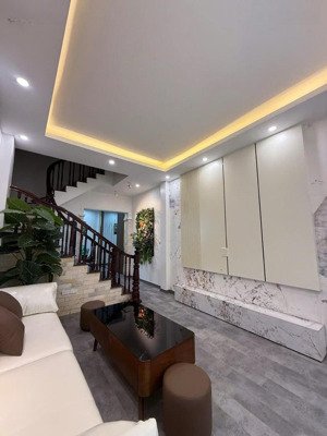 cầu giấy,nguyễn khang, dt 50m ,4 ngủ, cách ô tô đỗ 20m,cách mặt phố 40m. giá 11,5 tỷ có thương lượn