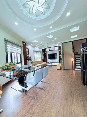 bán nhà ngô gia tự,gần big c long biên,kinh doanh,trước nhà ô tô tránh,dân xây-nhà đẹp nhỉnh 11tỷ