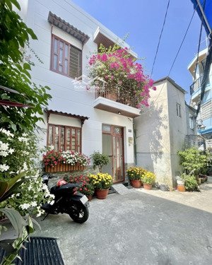 nhà đẹp đón tết - kế kdc himlam - 33m2, 2 tầng - chỉ 3.7 tỷ tl - có sân để xe, 50m2 ra mt đường.