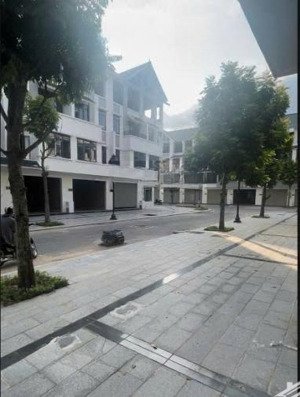 nhà mới hoàn thiện có cầu thang máy