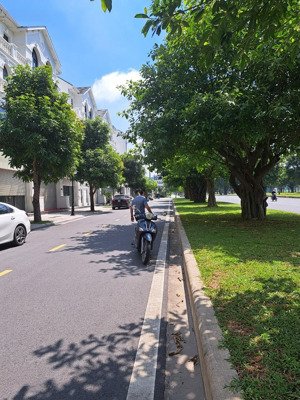 cho thuê căn shophouse ngọc trai 06 mặt đại lộ ngọc trai. kinh doanh tốt nhất vin ocp. giá: 20