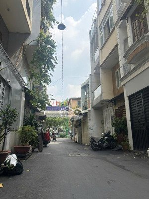 nhà hxh ngay trung tâm q3, gần mặt tiền hoàng sa, 3x13m, nở hậu 4m, 4 tầng, cho thuê 17tr/tháng