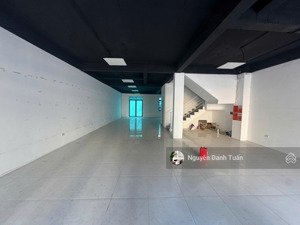 cần cho thuê lk 200m2, ngay cổng số 2 khu c geleximco. nhà hoàn thiện 4 tầng, ngăn phòng.