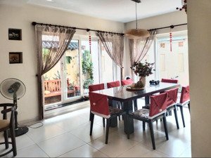 ngay vòng xoay đầm sen ,lạc long quân - nhà 2 tầng 160m2 - hxt 1 trục