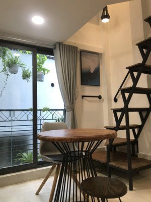 phòng thoáng sáng, có cửa sổ lớn thẩm mỹ khu an ninh văn phòng cao cấp