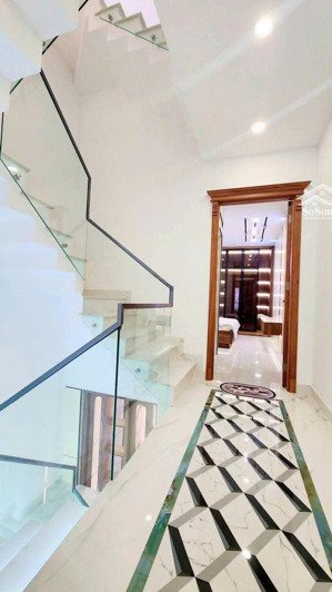 siêu phẩm 5 tầng mới đẹp ở ngay hoặc mở văn phòng - tặng full nội thất nhỉnh 7 tỷ