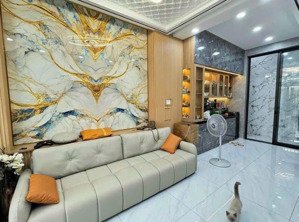 nhà giáp mt trung tâm sư vạn hạnh, p9, quận 5.giá:6tỷ050. dt: 5mx14m (70m2). sổ hồng chính chủ