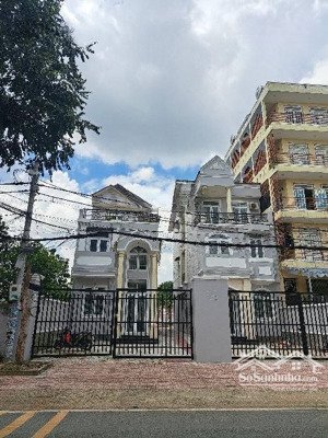 bán 2 căn biệt thự 4 tầng mặt tiền đường linh trung thủ đức
dt: 923m | 14mx 66m |-chỉ : 75 tỷ tl