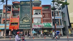 cần tiền bán gấp!mặt tiền ba tháng hai q10.đối diện hà đô.giá chỉ hơn 40 tỷ