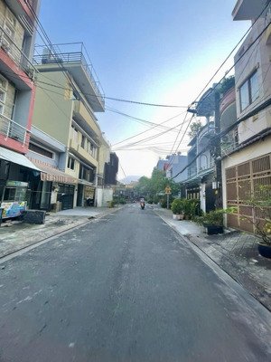 lô góc 2 mặt tiền - ngay tô hiệu - hoà bình - tân phú - 64m2 - xe hơi vô nhà - nhỉnh 5 tỷ